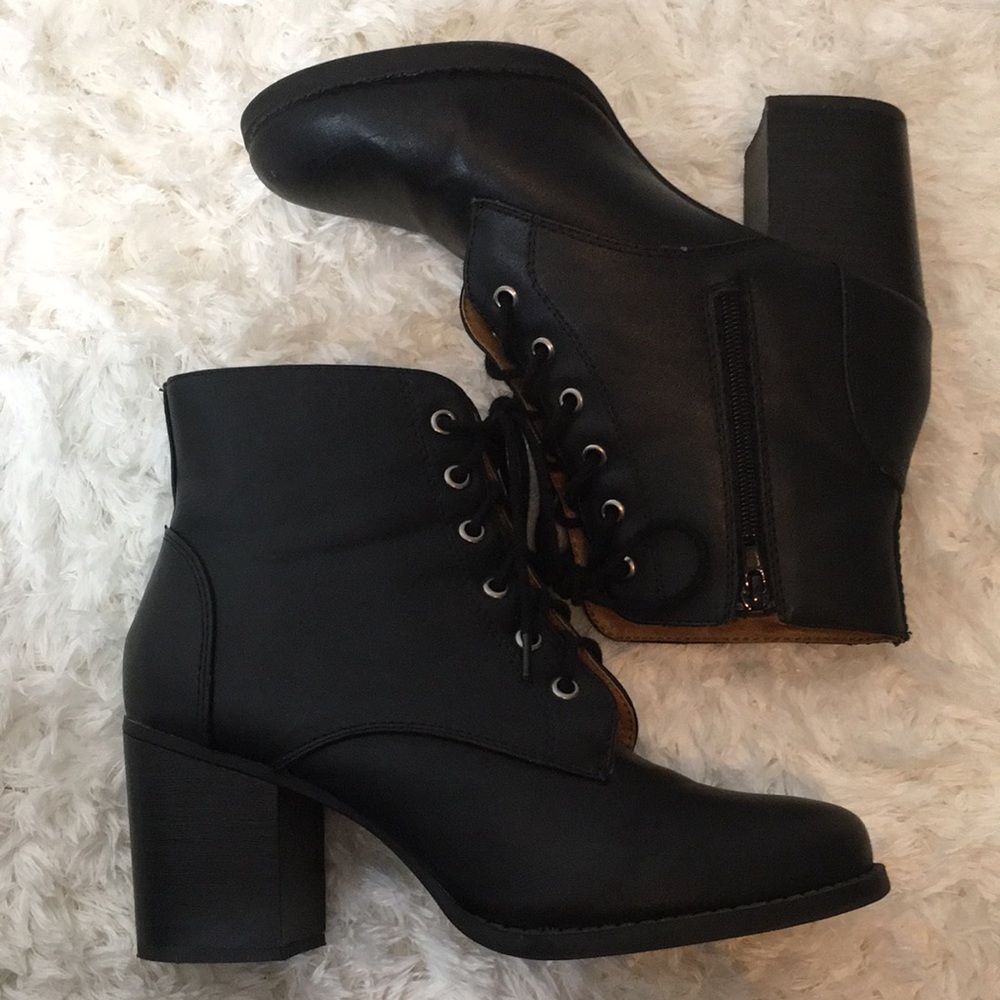 Super cute Soda Black lace up boots Size 10